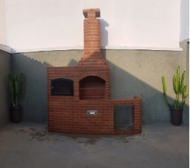 Churrasqueira de Tijolo Vermelho 80cm com Forno a Lenha e Bancada de Corte