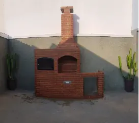 Churrasqueira de Tijolo Vermelho 80cm com Forno a Lenha e Bancada de Corte